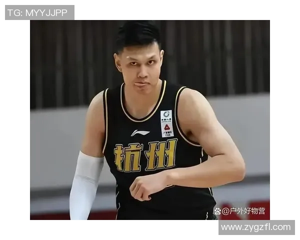 篮球场小动作引发热议 球员赛场细节成为网友讨论焦点